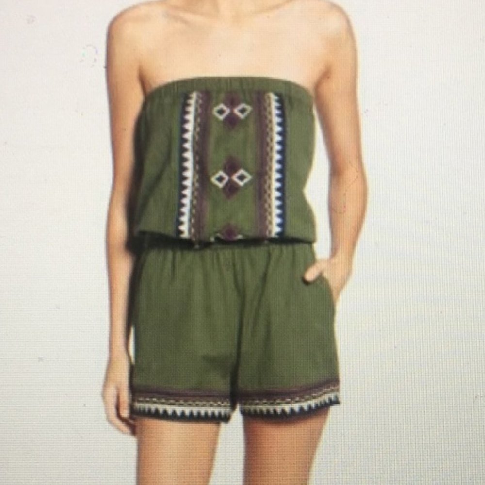 Embroidered strapless romper w/ pockets!